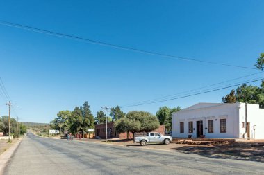 Griekwastad, Güney Afrika - 24 Şubat 2023: Kuzey Cape Eyaleti 'ndeki Griekwastad' da ofis binaları ile bir sokak sahnesi