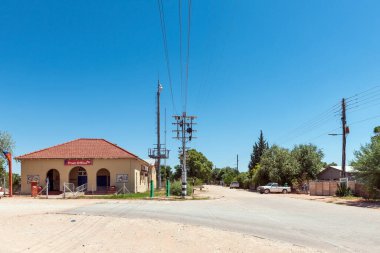 Groblershoop, Güney Afrika - 24 Şubat 2023: Kuzey Cape Eyaleti 'ndeki Groblershoop' ta postane, insanlar ve araçlarla bir sokak sahnesi