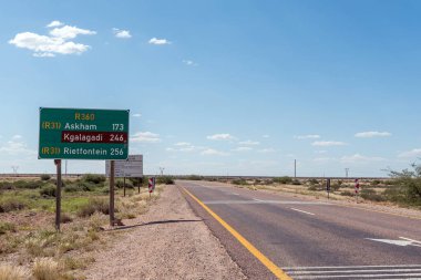 Upington, Güney Afrika - 24 Şubat 2023: Upington 'ın kuzeyinde, R360 yolunda Kuzey Cape Eyaleti' ndeki Kgalagadi Transfrontier Parkı 'na giden bir yol manzarası