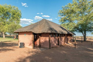 Upington, Güney Afrika - 24 Şubat 2023: Kuzey Cape Eyaleti 'ndeki Kalahari Monate Lodge' daki abdest binası