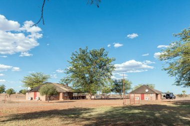 Upington, Güney Afrika - 24 Şubat 2023: Kalahari Monate Lodge 'daki Chalets Kuzey Cape Eyaleti, Upington' ın kuzeyinde R360 karayolu üzerinde