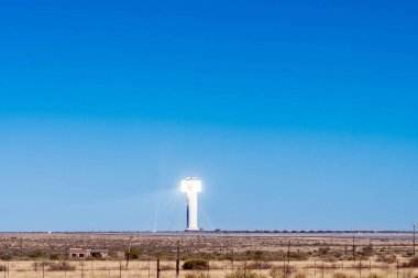 Kuzey Cape Eyaleti 'nin Upington yakınlarındaki Khi Solar One güneş enerjisi santrali. Işık ışınları görünür.