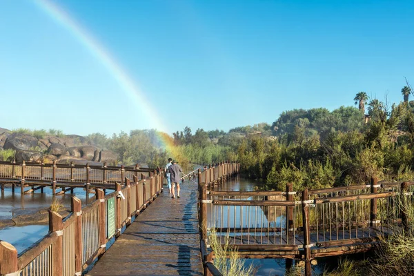 2023年2月26日 南非国家公园 在奥格比斯瀑布的木板路上走着彩虹的人们 — 图库照片