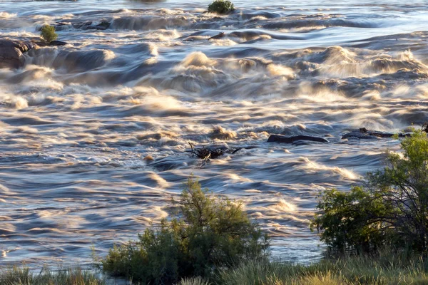 メインのオーグレイブス滝の上のオレンジ川の急流 川は氾濫している — ストック写真
