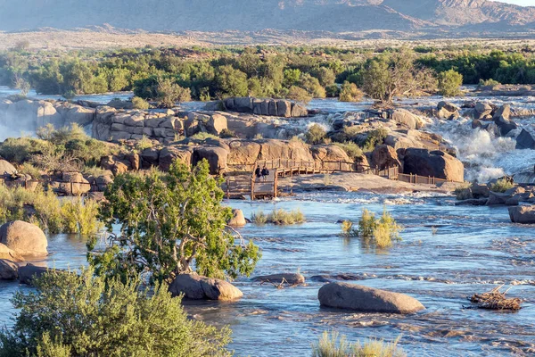 南非国家公园 2023年2月28日 奥格比瀑布在奥格比主要瀑布的木板路上的游客 河水泛滥了 — 图库照片