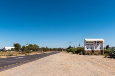 Keimoes, Güney Afrika - 28 Şubat 2023: Ou Skool Pansiyon Girişi, Neilersdrift 'te R27 karayolu üzerinde, Kuzey Cape Eyaleti' nde Keimos yakınlarında