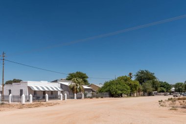 Kenhardt, Güney Afrika - 28 Şubat 2023: Kenhardt, Kuzey Cape Eyaleti 'nde eski evlerle dolu bir sokak sahnesi