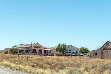 Putsonderwater, Güney Afrika - 28 Şubat 2023: Putsonderwater 'daki eski binalar ve kalıntılar. Kuzey Cape Bölgesi 'nde. Araçlar görünür.