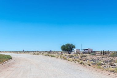 Kenhardt, Güney Afrika - 28 Şubat 2023: Kuzey Cape Eyaleti 'nde Kenhardt ve Putsonderwater arasında Rugseer yolundaki çiftlik işçileri evleri