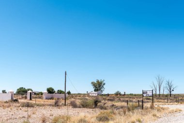 Kenhardt, Güney Afrika - 28 Şubat 2023: Kuzey Cape Eyaleti 'nde Kenhardt ve Putsonderwater arasındaki R383 yolundaki Die Bult ve Edenville çiftliklerine giriş