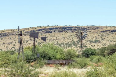 Üç yel değirmeni ve Putsonderwater ile N10 yolu arasında bir baraj.