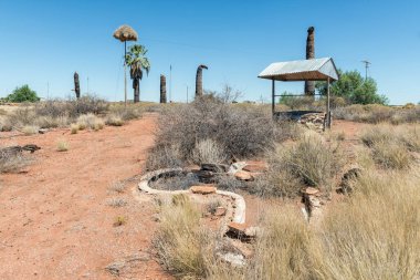 Kuzey Cape Eyaleti 'nde hayalet bir kasaba olan Putsonderwater' daki tren istasyonunda su kalıntıları.