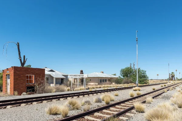 南アフリカのプッソンダーウォーター 2023年2月28日 北ケープ州のゴーストタウンであるプッソンダーウォーターの鉄道駅 名板や家屋跡が見える — ストック写真