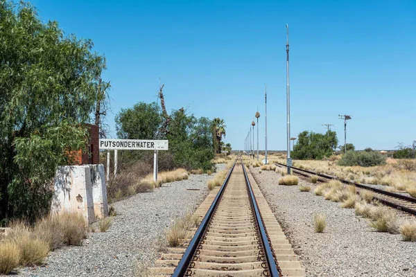 Putsonderwater火车站 北开普省的一个鬼城 名字板是可见的 — 图库照片