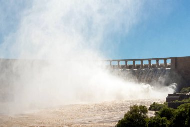 Gariep Barajı taştı. Baraj Güney Afrika 'daki en büyük barajdır. Orange River 'da, Özgür Devlet ve Doğu Cape Eyaletleri arasındaki sınırda yer almaktadır.