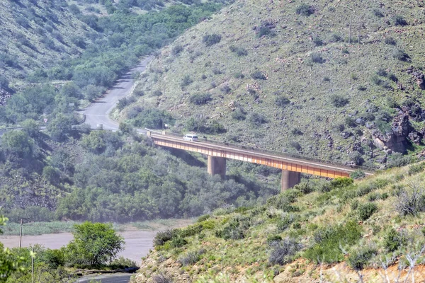 Veículo Visível Ponte Pista Única Através Spray Água Caindo Barragem — Fotografia de Stock