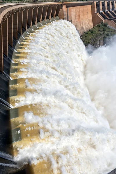 南アフリカで2番目に大きなダム ヴァンダークロフダムが氾濫しています 北ケープ州との州境にあるオレンジ川にある — ストック写真