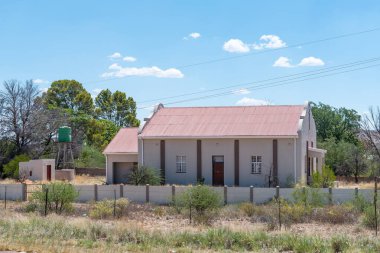 Upington, Güney Afrika - 24 Şubat 2023: Kuzey Cape Eyaleti Sultanaoord yakınlarında N10 yolu üzerindeki tarihi kilise
