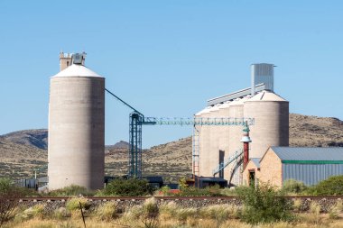 Prieska, Güney Afrika - 1 Mart 2023: Kuzey Cape Eyaleti, Prieska 'daki tahıl ambarları. Bir tren yolu görünüyor.