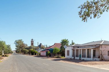 Marydale, Güney Afrika - 28 Şubat 2023: Eski evler ve Kuzey Cape Eyaleti 'ndeki Hollanda Reform Kilisesi ile bir sokak sahnesi
