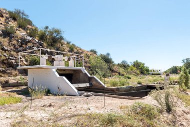 Kuzey Cape Eyaleti 'ndeki Brandboom ve Boegoeberg Barajı arasındaki sulama kanalında bir atık kapısı kontrol mekanizması.