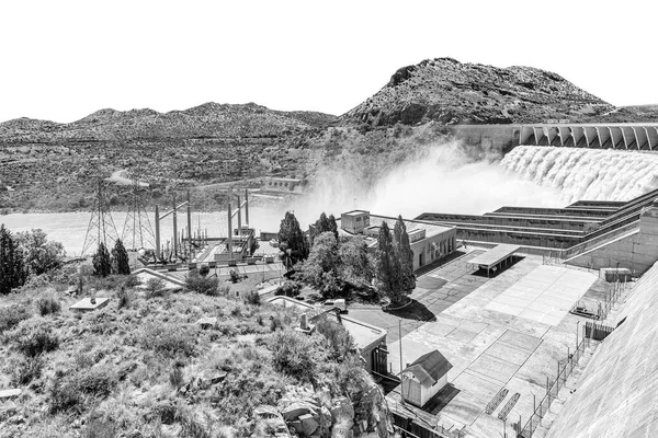 2022年2月21日 南アフリカのヴァンダークロフダム水力発電所の建物と変電所 あふれるダムが見える モノクローム — ストック写真
