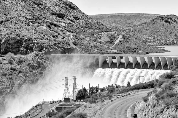ヴァンダークロフ ダムが溢れている 南アフリカで2番目に大きなダムである 南アフリカで最も高いダムの壁がある モノクローム — ストック写真