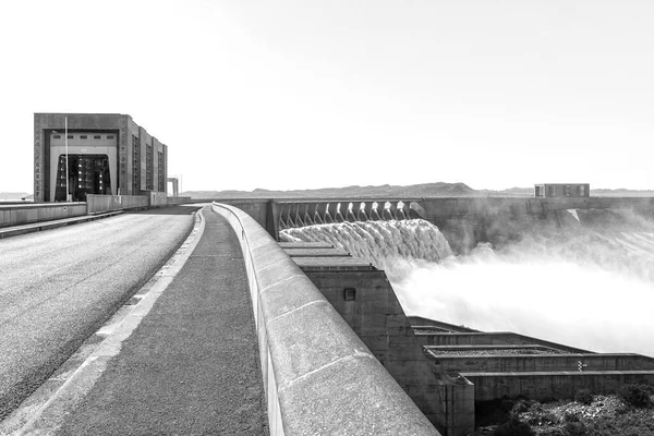 ガリープダムが溢れています ダムは南アフリカ最大のダムである 自由州と東ケープ州の州境にあるオレンジ川にある モノクローム — ストック写真