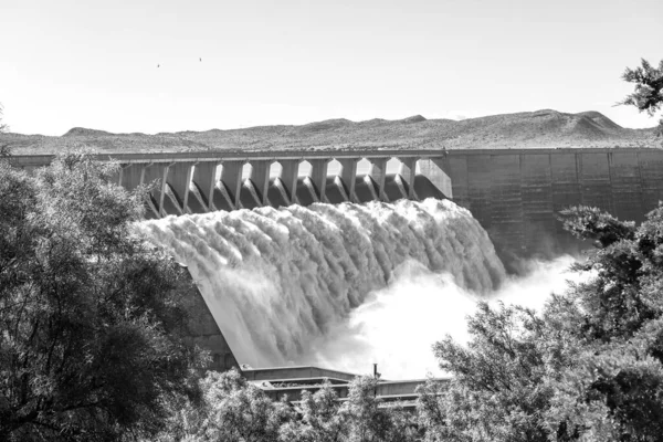 ガリープダムが溢れています ダムは南アフリカ最大のダムである 自由州と東ケープ州の州境にあるオレンジ川にある モノクローム — ストック写真