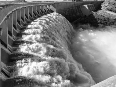 Gariep Barajı taştı. Baraj Güney Afrika 'daki en büyük barajdır. Orange River 'da, Özgür Devlet ve Doğu Cape Eyaletleri arasındaki sınırda yer almaktadır. Tek Renkli
