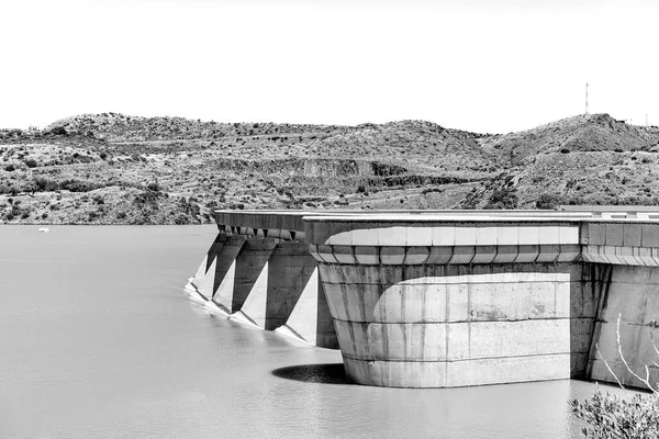 ヴァンダークロフ ダムが溢れている 南アフリカで2番目に大きなダムである 南アフリカで最も高いダムの壁がある モノクローム — ストック写真