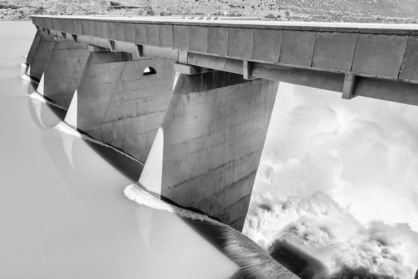 南アフリカで2番目に大きなダム ヴァンダークロフダムが氾濫しています 自由州と北ケープ州の州境にあるオレンジ川にある モノクローム — ストック写真