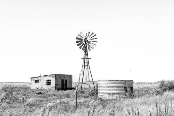Ein Verlassenes Bauernhaus Windmühle Und Staudamm Neben Der Straße S129 — Stockfoto