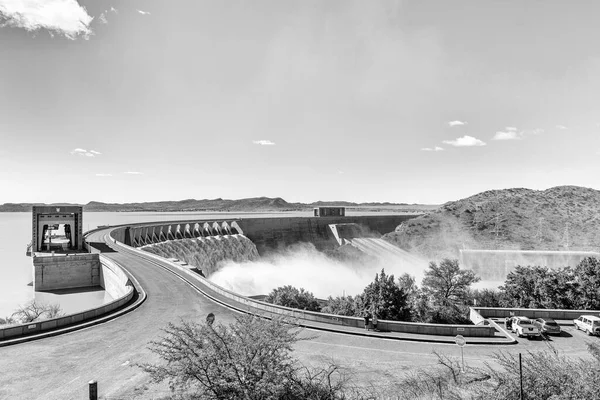 2022年2月21日 南アフリカ最大のダム ガリープ ダムが氾濫する オレンジ川にある 人と車が見える モノクローム — ストック写真
