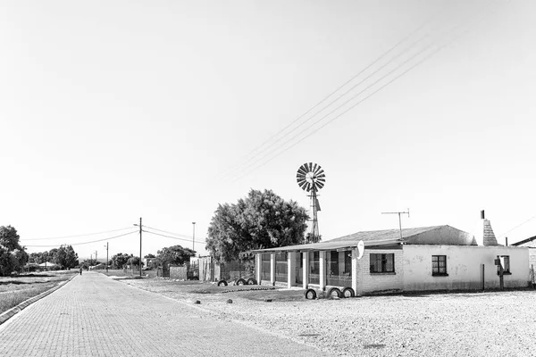 南非坎贝尔 2022年2月24日 坎贝尔的一个街道场景 有一座老房子和一个风车 — 图库照片