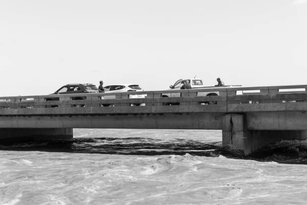 2023年2月24日 南アフリカのアピントンでオレンジ川の氾濫した橋を渡る道路橋の観光客 水位は約6メートルです モノクローム — ストック写真