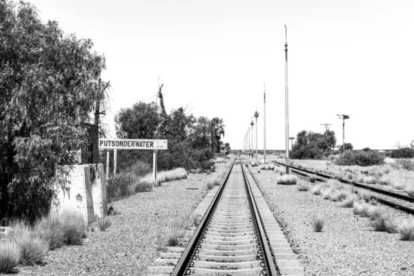北ケープ州のゴーストタウン プッソンダーウォーターの鉄道駅 名前ボードが表示されます モノクローム — ストック写真