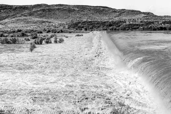 Die Mauer Des Boegoeberg Staudamms Ist Komplett Vom Überfluteten Orange — Stockfoto