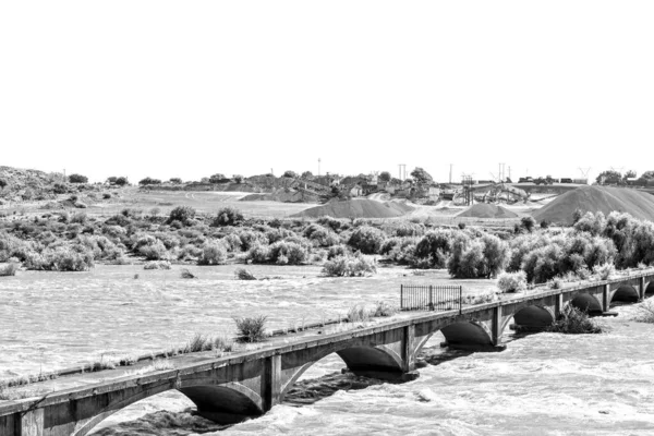 南アフリカのダグラス 2023年3月1日 ダグラスで氾濫したオレンジ川にかかる古い道路橋 石砕石場が見える モノクローム — ストック写真