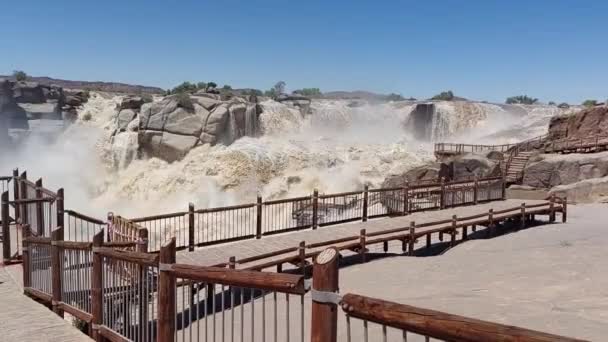 奥格拉比国家公园 2023年2月25日 位于奥兰治河主要瀑布的观光客 河水泛滥了 — 图库视频影像