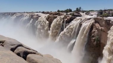 Orange River 'daki ana Augrabies şelalesine bakın. Nehir taşmış.