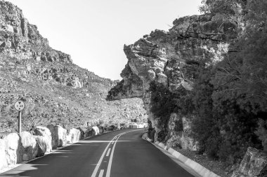 Batı Cape Eyaleti 'nde Ceres ve Wellington arasındaki Bainskloof Geçidi' nde Dacre 's Minpit. Tek Renkli