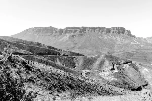 在西开普省Ceres附近的Gydo山口可以看到车辆 塞隆斯贝格山可见 — 图库照片