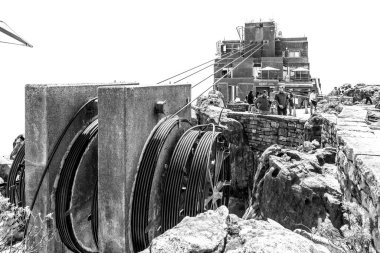 Cape Town, Güney Afrika - Bölüm 14, 2022: Cape Town 'daki Table Mountain kablolu yayını. İnsanlar görünür. Tek Renkli
