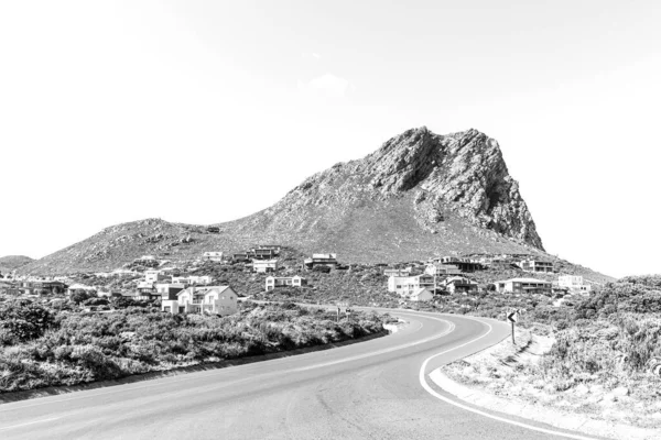 2022年9月20日 南アフリカ共和国のルイール 西ケープ州のR44道路上のルイールの眺め 家が見える モノクローム — ストック写真