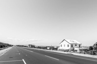 Bettys Körfezi, Güney Afrika - 20 Şubat 2022: Batı Cape Eyaleti 'ndeki Bettys Körfezi' nde iş ve araçlarla dolu bir sokak sahnesi. Tek Renkli