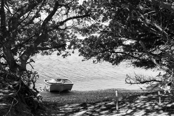 位于西开普省甘斯拜附近弗兰斯克拉尔斯坦的Uilenkraalsmond泻湖中的一艘小艇 — 图库照片