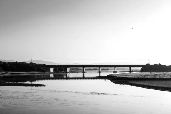 มมองตอนเช าของทะเลสาบท Uilenkraalsmond Franskraalstrand ใกล Gansbaai สะพานบนถนน R43 เหน อแม — ภาพถ่ายสต็อก