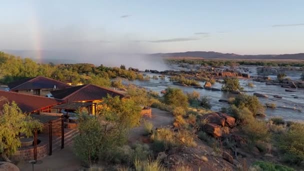 オーガビーズ国立公園 南アフリカ 2023年2月27日 残りのキャンプとオーガビーズ滝が主な滝の上にあります オレンジ川が氾濫している — ストック動画