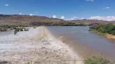 Boegoeberg Barajı 'nın duvarı tamamen su basmış Orange River ile kaplıydı.